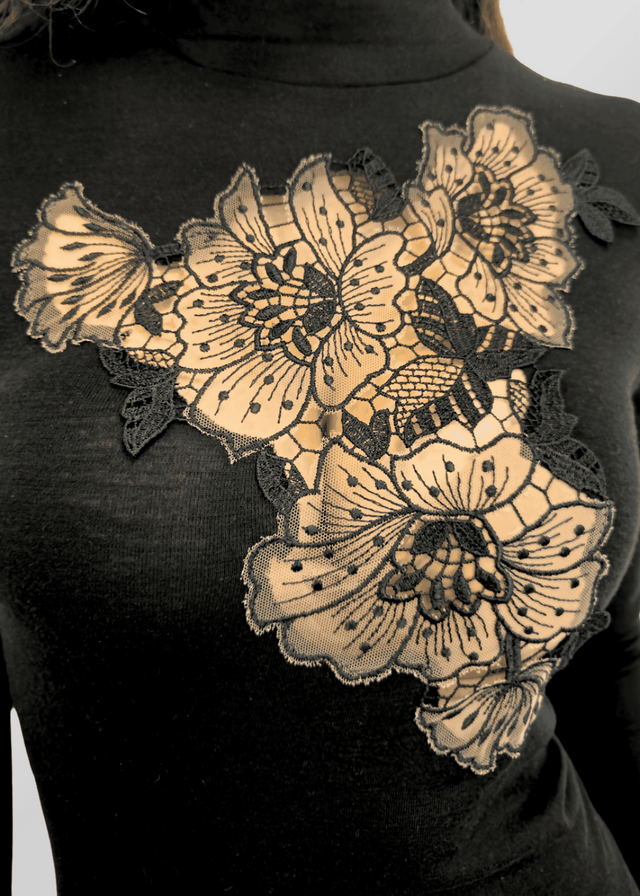 Maglia con lupetto e ricamo floreale Selena in Lana Seta