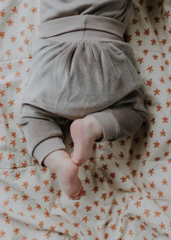 Newborn pants in organic cotton chenille_97034