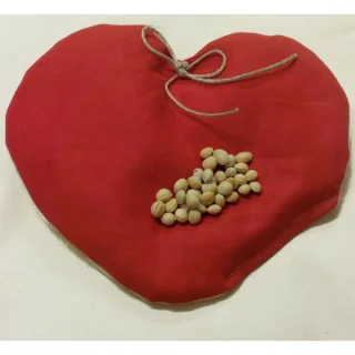 Heart cushion with cherry stones_38696