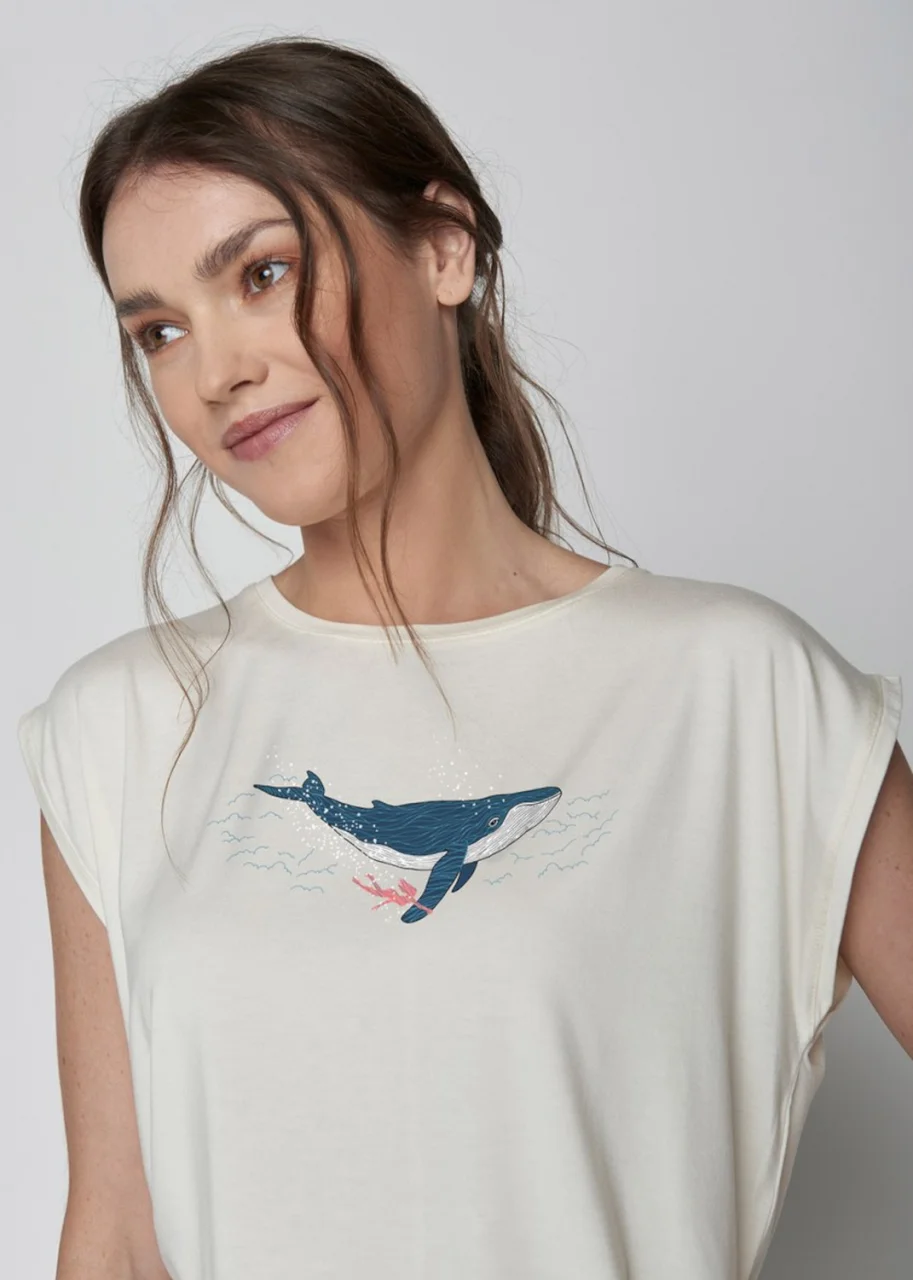 T-shirt Whale Dive da donna in Ecovero™