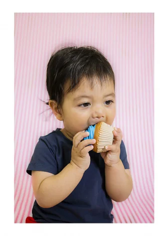 Cupcake teether in natural rubber_105443