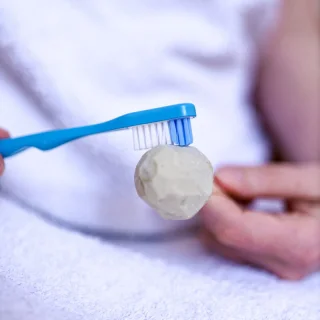 Ergonomic toothbrush MEDIUM bristles with interchangeable head_73253