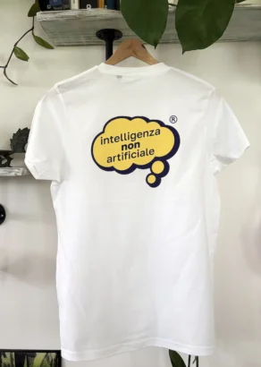 T-shirt bianca Intelligenza NON Artificiale_110534