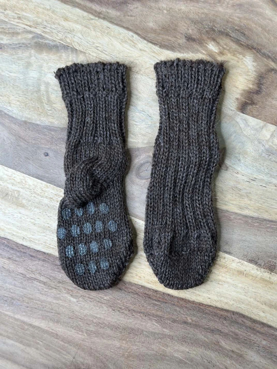 Non-slip socks in undyed organic wool