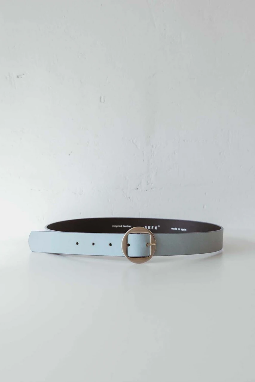 Woman's belt in recycled leather - light blue