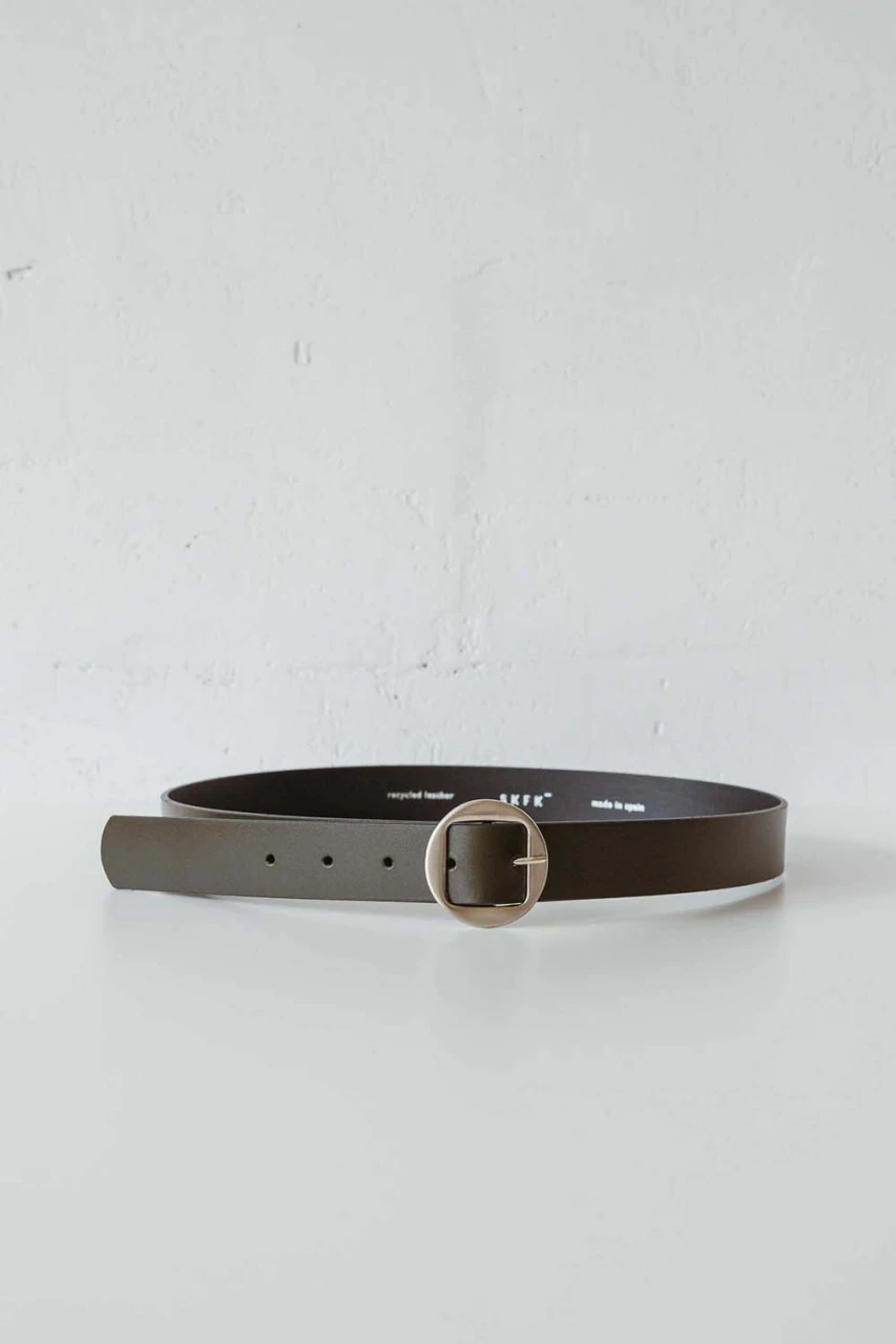 Woman's belt in recycled leather - green