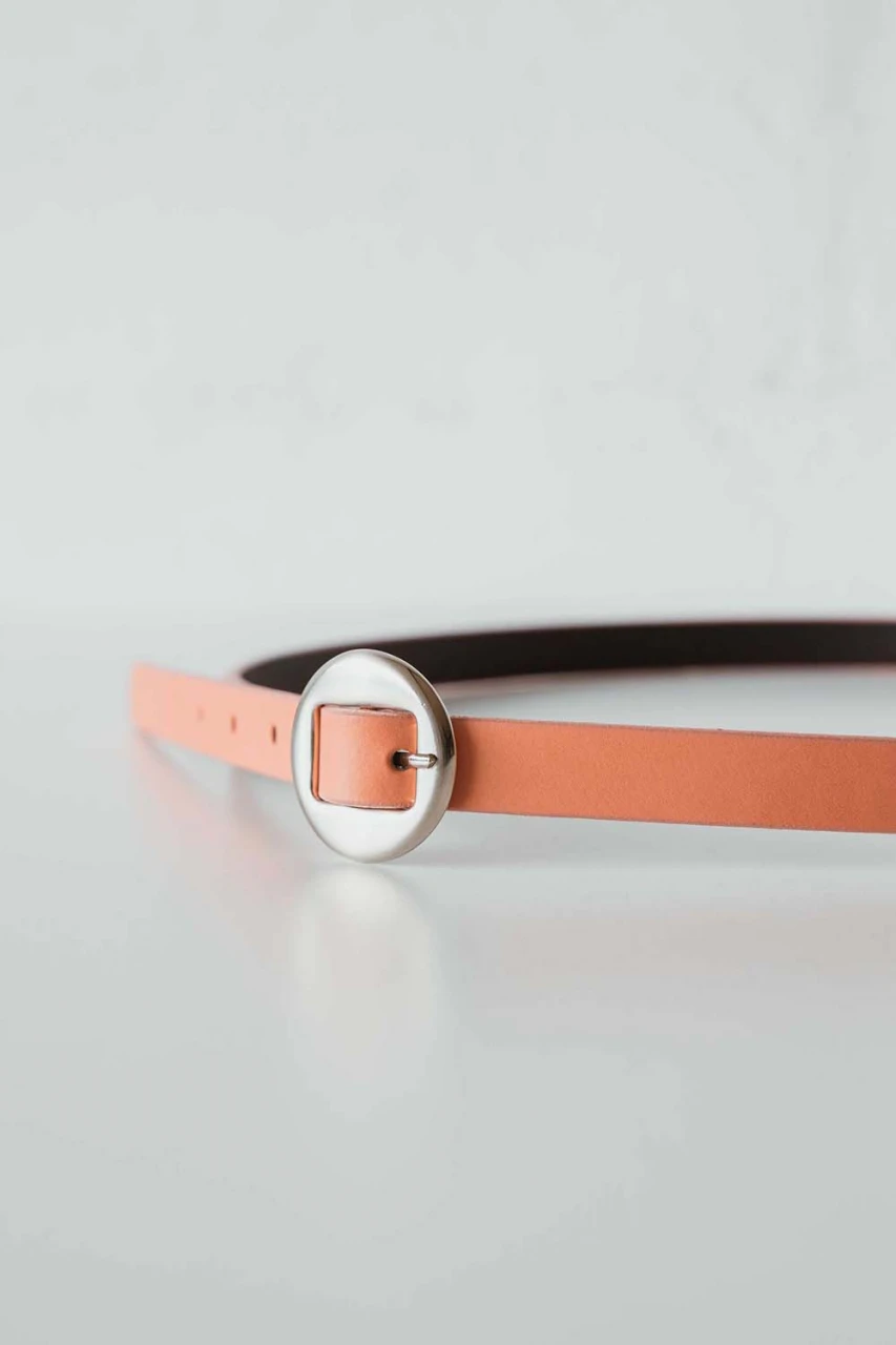 DAITTIKI women's thin belt in recycled leather - coral_96400