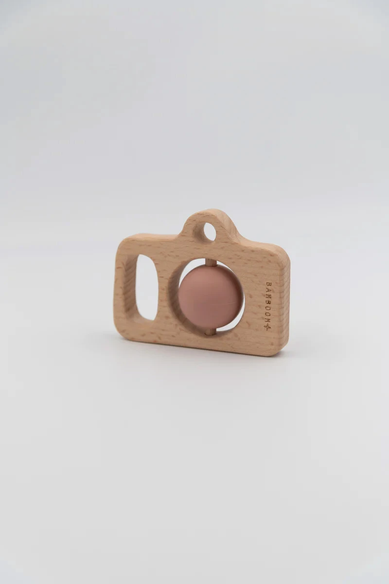 Fotocamera rosa in legno e silicone