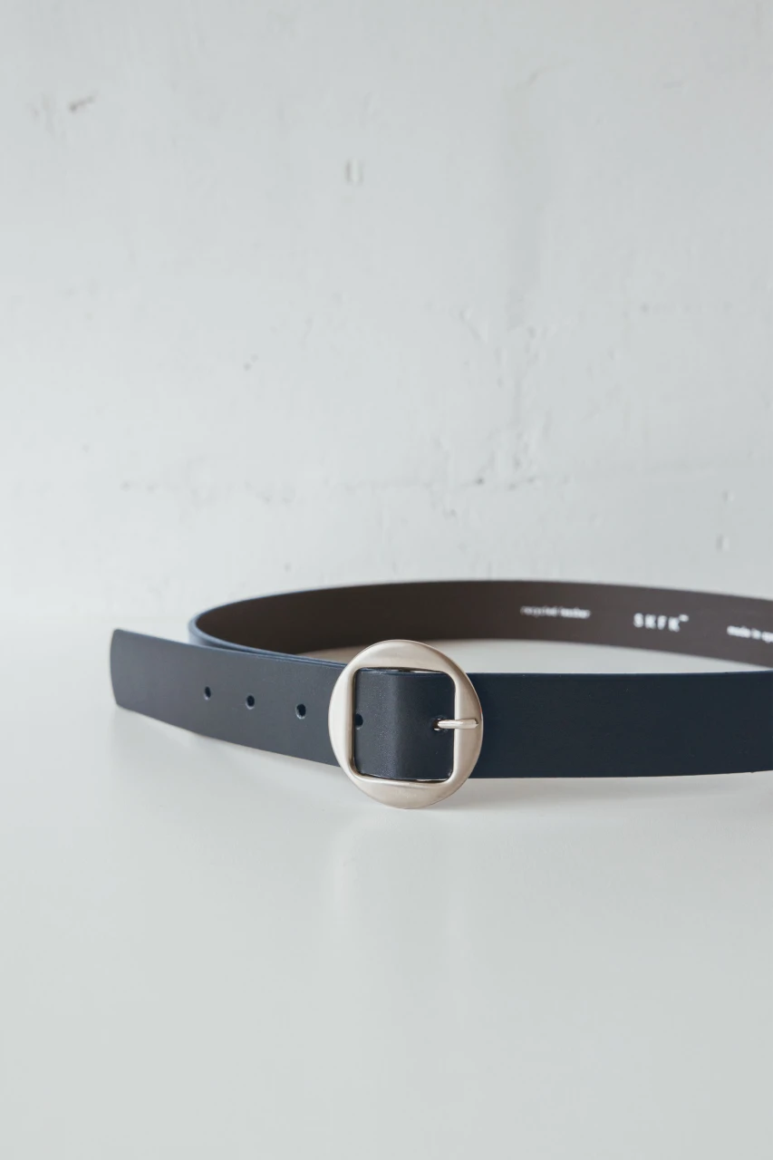 Women's belt in navy recycled leather